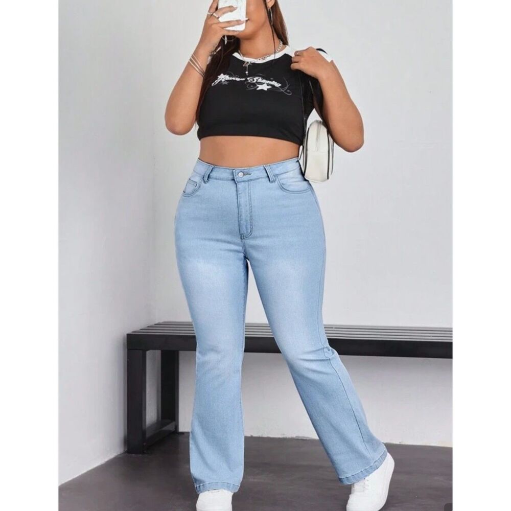 Shein Curve 2XL Light Wash Flare Jeans Y2K Bootcut Stretch‎ Denim Model Off Duty